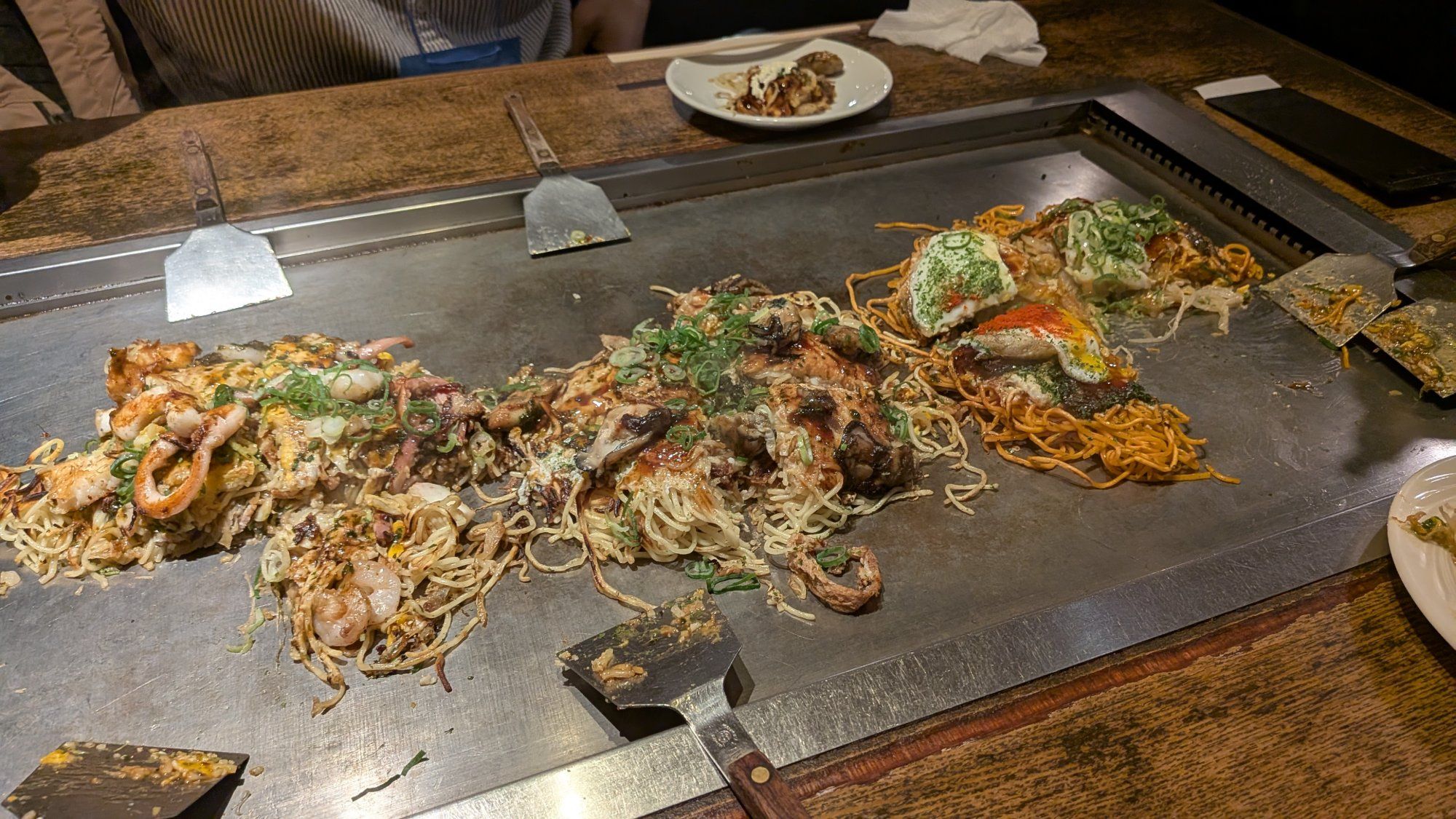 会場近くで味わった広島のお好み焼き]